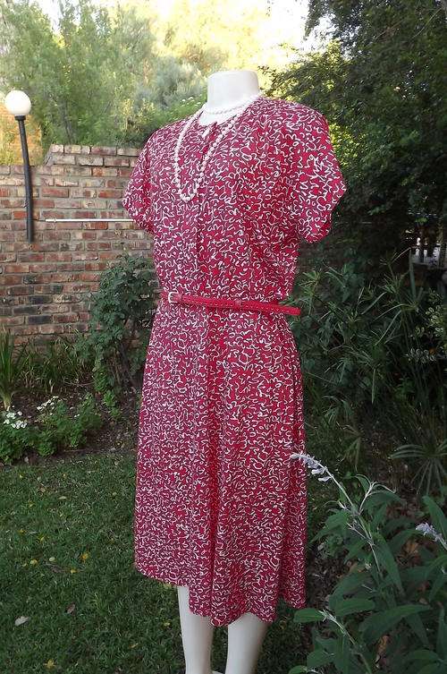 Beautiful cherry red size 36/12 dress - by Darian. In 100% polyester. Good condition
