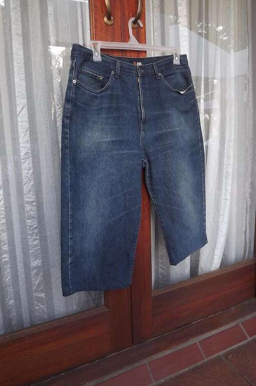 Men's blue cropped Relay jeans size 38 in 100% cotton. Good condition.