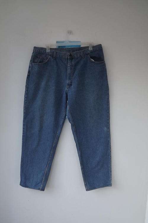 Wrangler Men's blue jeans in 100% cotton. Size 42. Used but still in good condition.