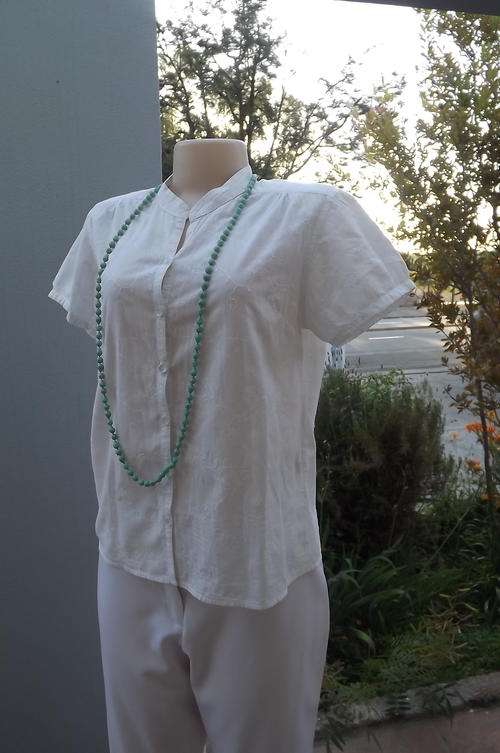 Pretty white Poetry blouse in 100% embroidered cotton fabric with short cuffed sleeves. Size 36/12.