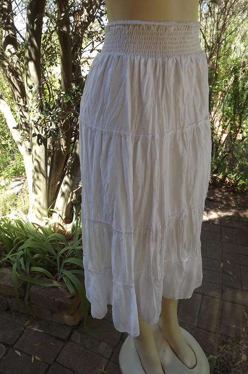 Pretty white creased polycotton summer tiered skirt in size 34/10. Wide elasticated waist. As new.