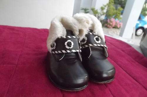 Pair of brown boots for the little one.Brown with faux fur.As new.Measurement  sole 13cm