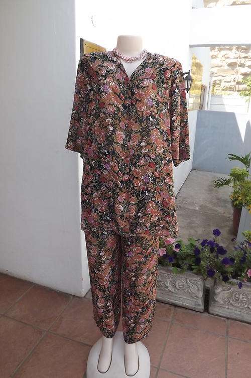 Cool light weight bold floral 2 piece outfit with dark green background.Size 42/18 by Helen Taylor.
