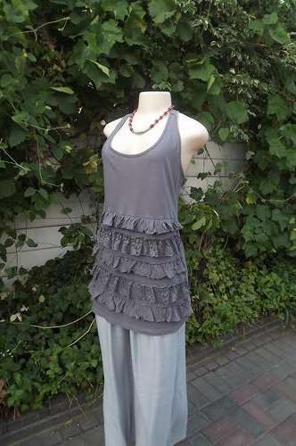 Charming grey frilled top by Trail in size 34/10.In 100% cotton(T shirt fabric).In new condition