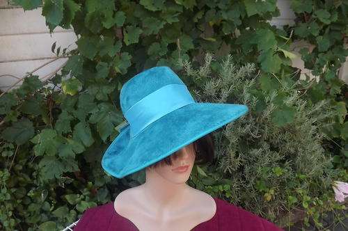 Jade medium brim.Soft filt type hat with taffeta bow.In good condition.