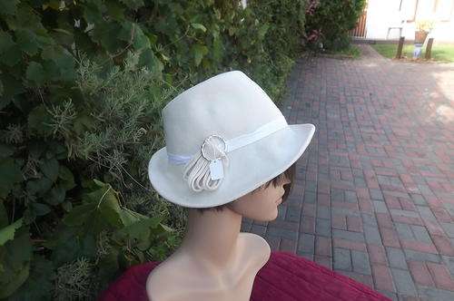 Cream Filt hat in Fedora style.With buckle at side.Used but in fine condition.
