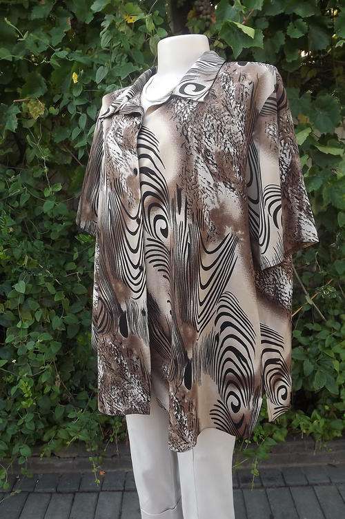Animal print short sleeve blouse in beige and black by Dunnilia.Size 48/24.As new.