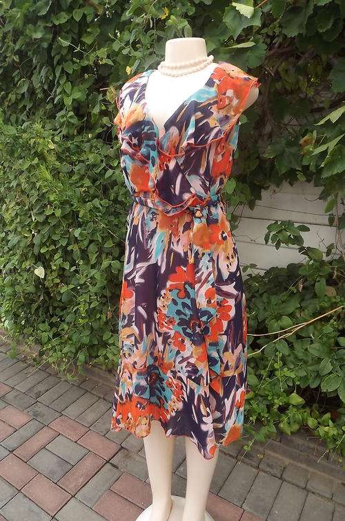 Cheerful floral multicolour sheer polyester dress with lining.size 38/14.Good condition.