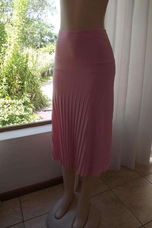 Stylish smart pink permanent pleated pink stretch polyester skirt in size 32/8.Half way lined