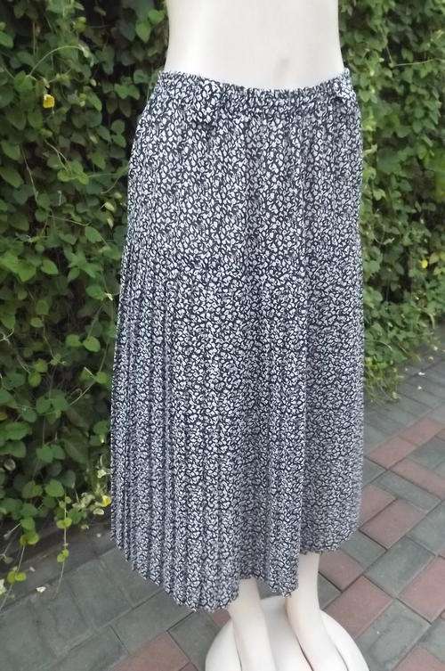 Navy and White patterned permanent pleated yoked polyester/rayon blend skirt size 38/14 by L'Aggress