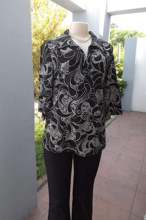 Graphic designed monochrome top in size 34/10 by Casual American. As new.