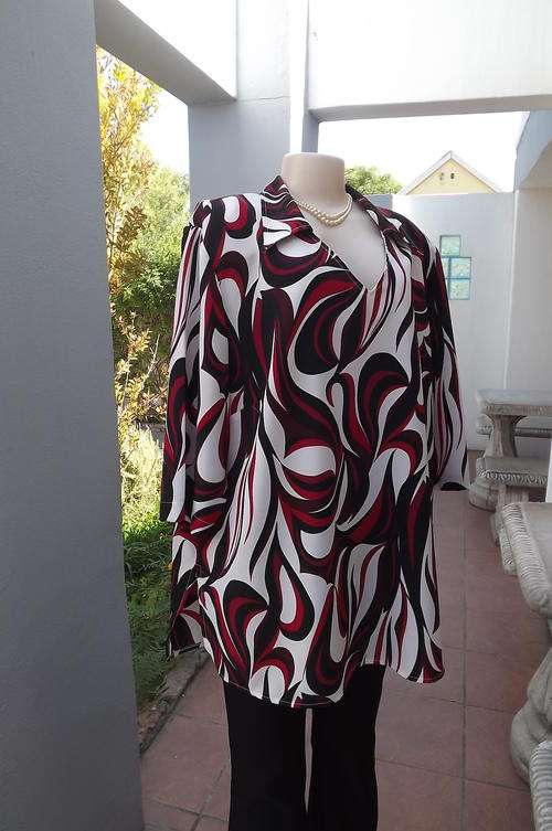 Lovely bold patterned black/red and white loose top with V- front and collar