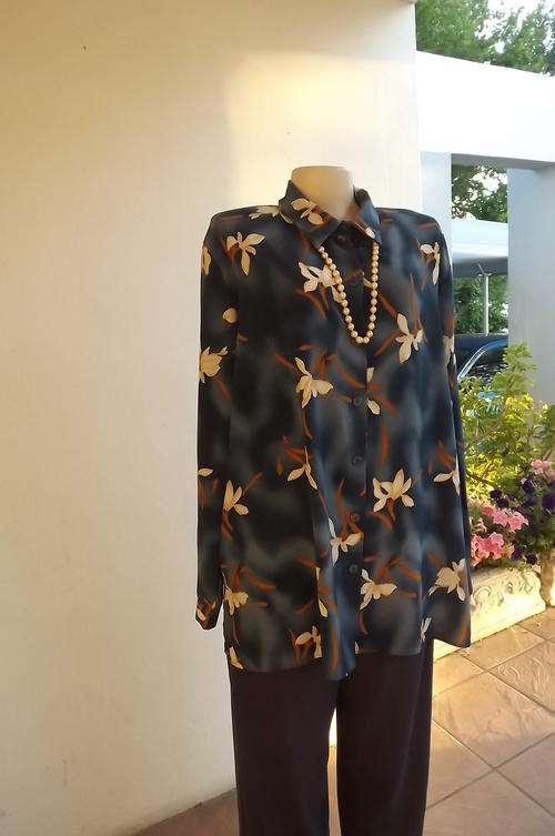Eye catching royal blue long sleeve shirt, size 46/22, by Gee Wiz. For casual or smart wear