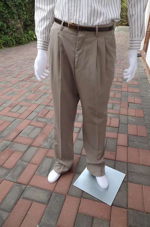 Light weight beige men's ENZO Munari pants in as new condition.Size 34/86cm
