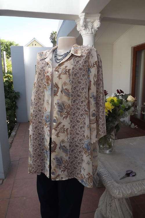 Donatella cream blouse with brown/blue pairsley stripped pattern.size 44.With elbow length sleeves.