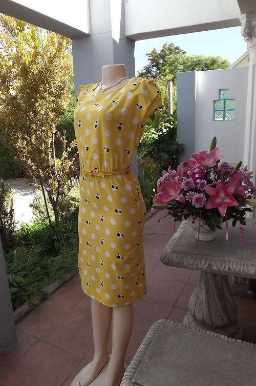 Foschini size 32/8 dress from the 80's. Polycotton fabric, with yellow polkadots.