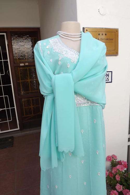 Light turquoise evening dress made in India, size 42/18. In 100% glam polyester. Full lined.
