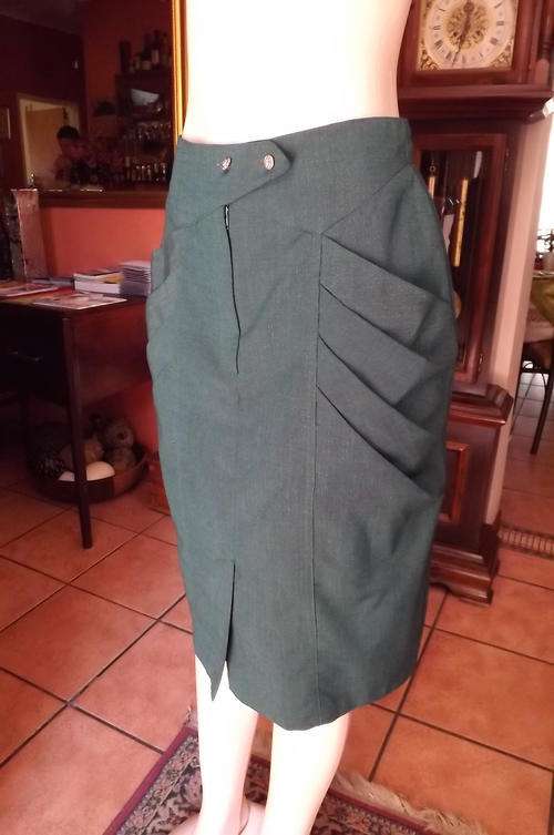 Stunning jade colour pencil skirt with side pockets.size 36/12.Two panels on front with side pleats