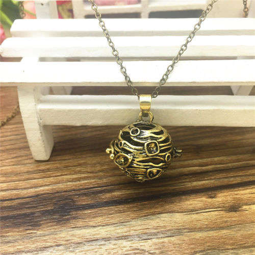 NEW Essential Oil Aromatherapy Diffuser Locket Necklace