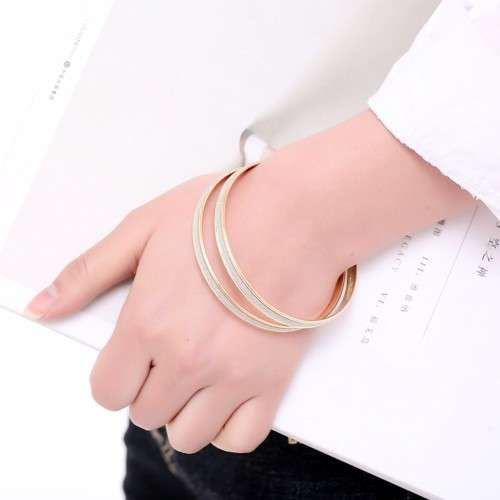 Beautiful and stylish Gold and crystal plated bangle !