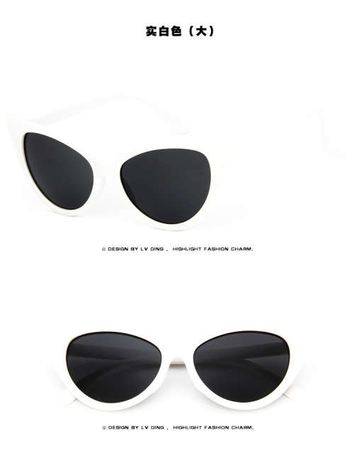 Stunning ladies Sunglasses, in a variance of colors!! Free pouch included..