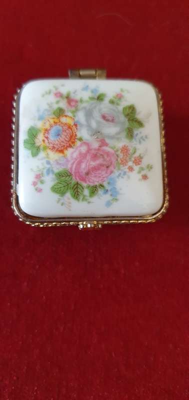 TRINKET BOX . VINTAGE PORCELAIN. ROSE PATTERN.