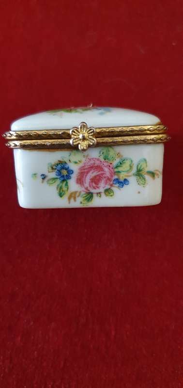 TRINKET BOX . VINTAGE PORCELAIN. ROSE PATTERN.