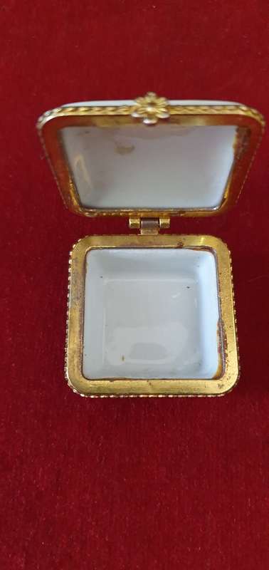 TRINKET BOX . VINTAGE PORCELAIN. ROSE PATTERN.