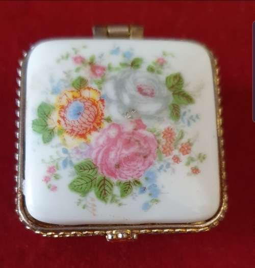 TRINKET BOX . VINTAGE PORCELAIN. ROSE PATTERN.