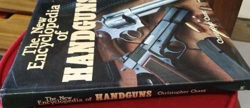HANDGUNS..THE NEW ENCYCLOPEDIA OF HANDGUNS. Christopher Chant.