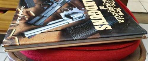 HANDGUNS..THE NEW ENCYCLOPEDIA OF HANDGUNS. Christopher Chant.