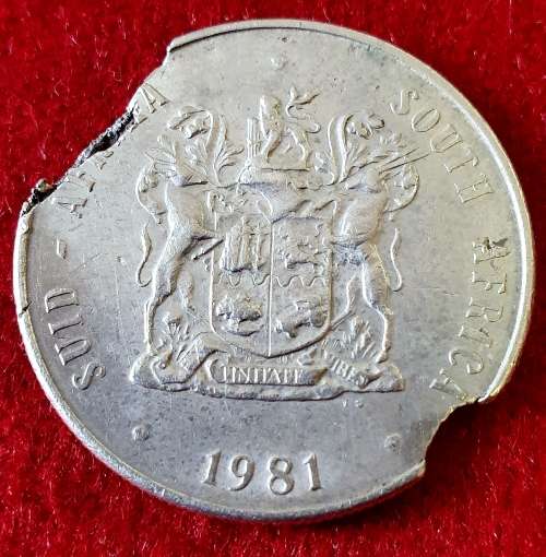 ERROR STRUCK. 1981 ONE RAND ( R1 ) COIN. SOUTH AFRICAN MINT. CLIPPED