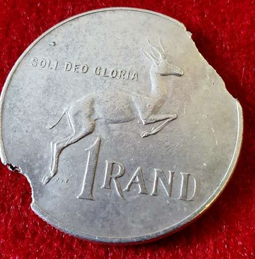 ERROR STRUCK. 1981 ONE RAND ( R1 ) COIN. SOUTH AFRICAN MINT. CLIPPED