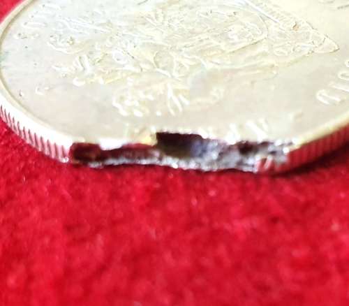 ERROR STRUCK. 1981 ONE RAND ( R1 ) COIN. SOUTH AFRICAN MINT. CLIPPED