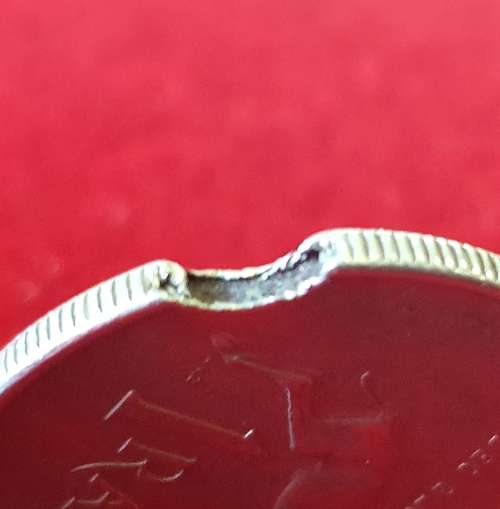 ERROR STRUCK. 1981 ONE RAND ( R1 ) COIN. SOUTH AFRICAN MINT. CLIPPED
