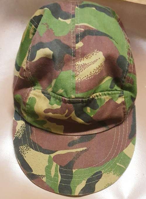CAMO CAP . 55CM CIRCUMFERENCE.
