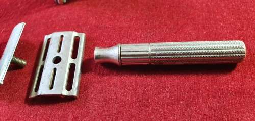 RAZORS. 2 X GILLETTE. VINTAGE. SAFETY RAZORS.
