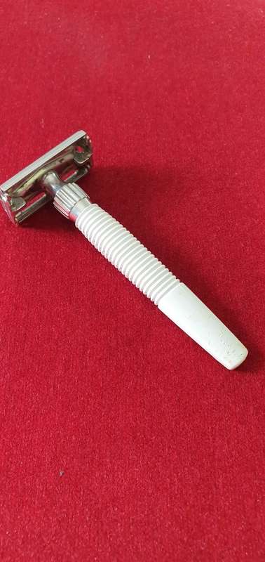 RAZOR 1 X GILLETTE. VINTAGE. SAFETY RAZOR. MADE IN ENGLAND.