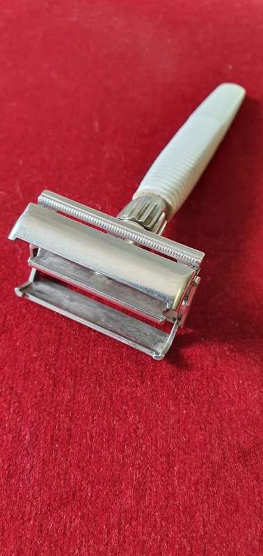 RAZOR 1 X GILLETTE. VINTAGE. SAFETY RAZOR. MADE IN ENGLAND.