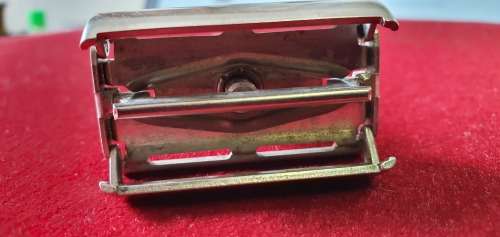 RAZOR 1 X GILLETTE. VINTAGE. SAFETY RAZOR. MADE IN ENGLAND.