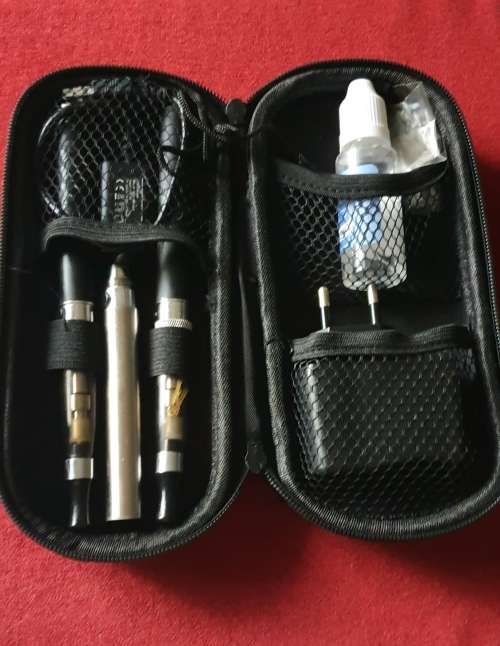VAPE SET. EGO. WITH ZIPPER BAG. LOTS OF EXTRAS !!