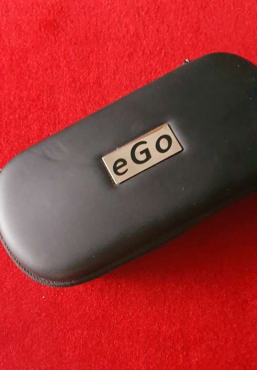 VAPE SET. EGO. WITH ZIPPER BAG. LOTS OF EXTRAS !!