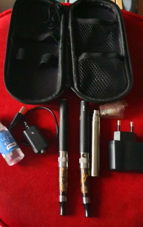 VAPE SET. EGO. WITH ZIPPER BAG. LOTS OF EXTRAS !!