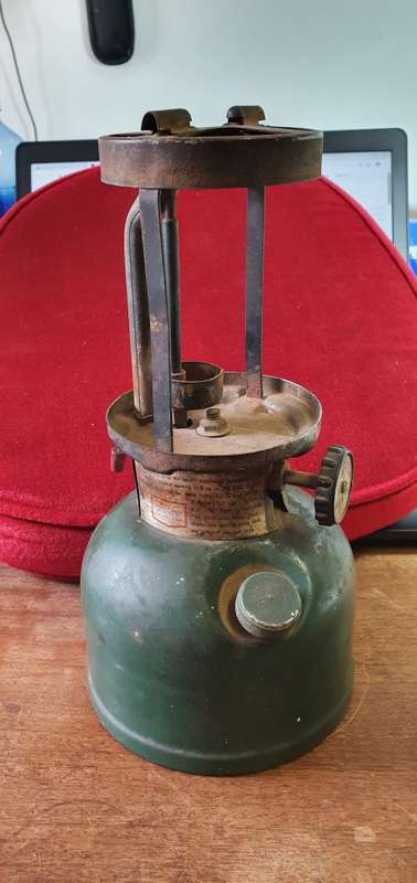 COLEMAN KEROSENE VINTAGE LAMP . MADE IN U.S.A.