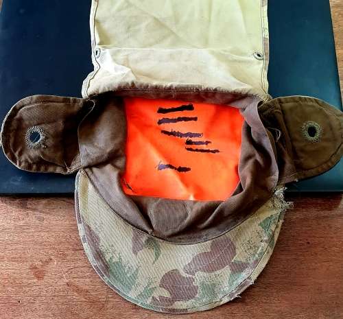 KOEVOET BOS HOED / BUSH CAP. 1983 . REFLECTOR. EAR & NECK FLAP. EMBROIDERED EMBLEM. WAR WORN,