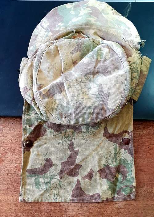 KOEVOET BOS HOED / BUSH CAP. 1983 . REFLECTOR. EAR & NECK FLAP. EMBROIDERED EMBLEM. WAR WORN,