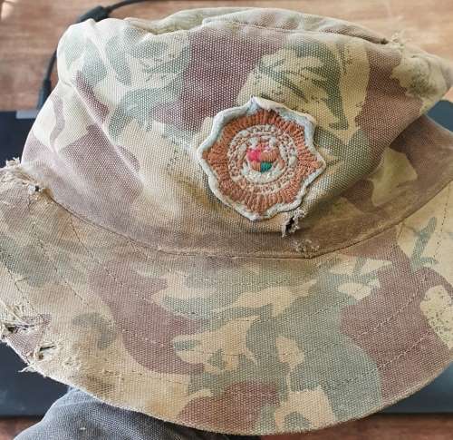 KOEVOET BOS HOED / BUSH CAP. 1983 . REFLECTOR. EAR & NECK FLAP. EMBROIDERED EMBLEM. WAR WORN,