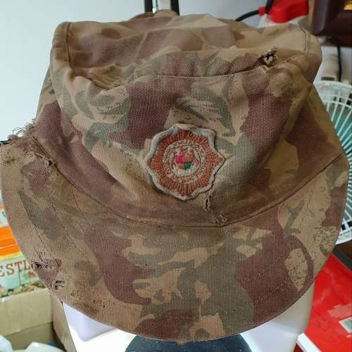 KOEVOET BOS HOED / BUSH CAP. 1983 . REFLECTOR. EAR & NECK FLAP. EMBROIDERED EMBLEM. WAR WORN,