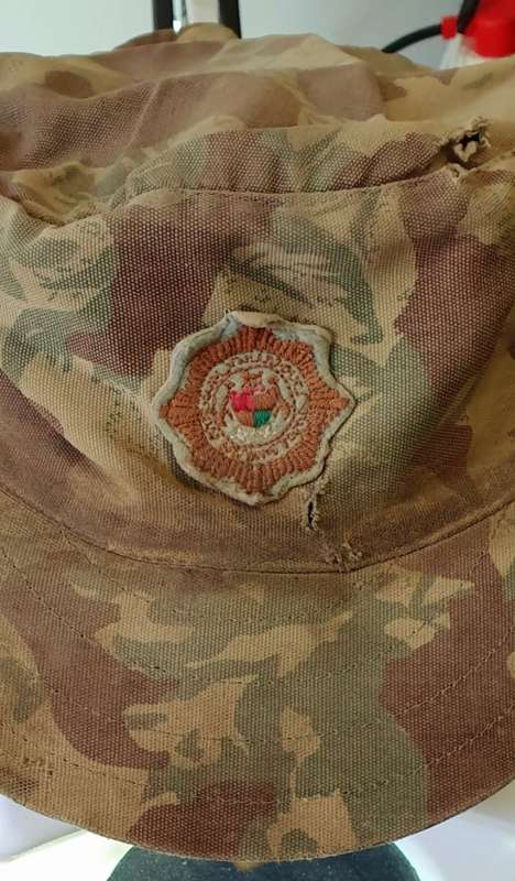 KOEVOET BOS HOED / BUSH CAP. 1983 . REFLECTOR. EAR & NECK FLAP. EMBROIDERED EMBLEM. WAR WORN,