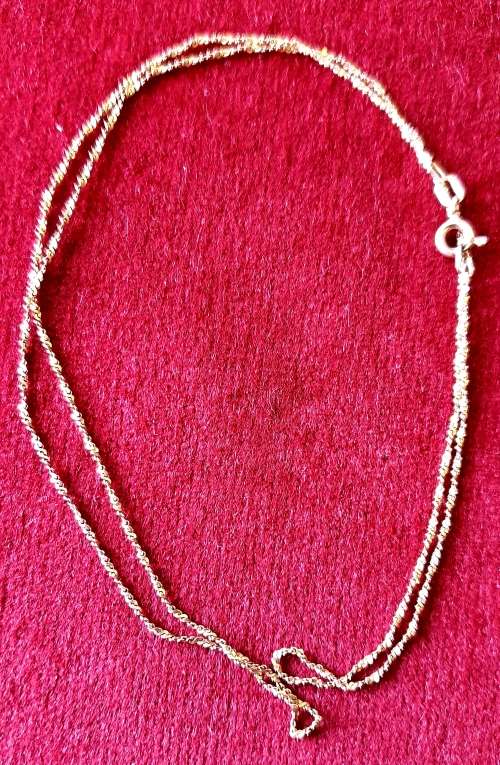 9 CT  GOLD NECK CHAIN. ( 2gr)  50 cm LONG.